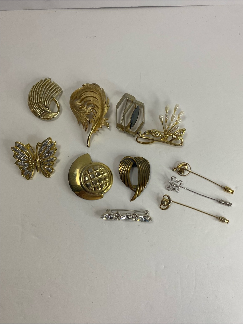 Mixed brooch lot
